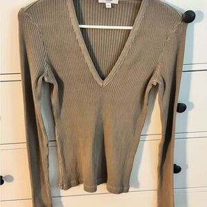 Agolde Ribbed V-Neck Top in Taupe